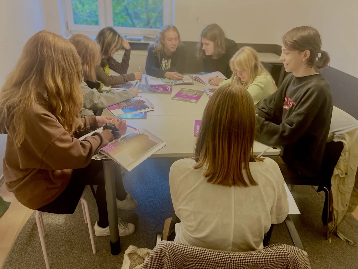 Nastolatki podczas grupowej lekcji angielskiego w English Way School